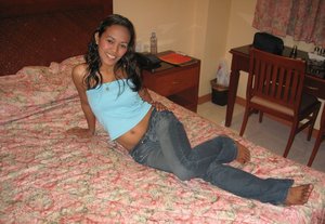 18 year old girl Ella Woods nudes on a vibrator after slowly removing clothing